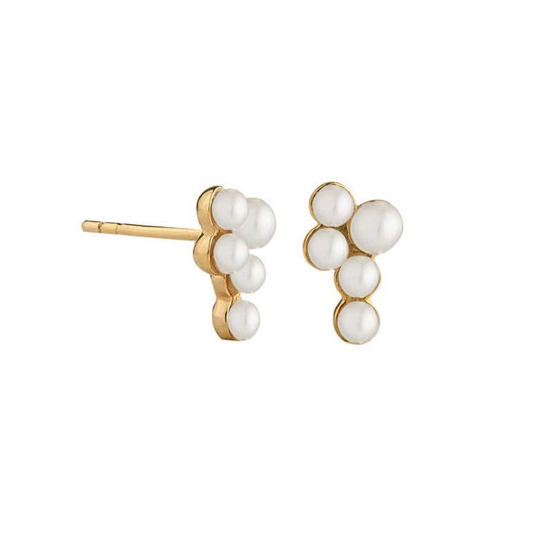 Cordelia Pearly Bunch øreringe fra Jeberg Jewellery i forgyldt sølv med ferskvandsperler